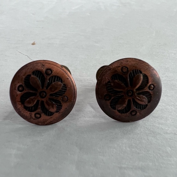 Vintage Small Copper Hammered Screw On Earrings - Picture 8 of 8